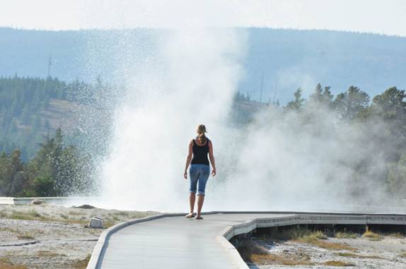 Mais um pequeno geiser entra em erupção na área do Old Faithful, no Yellowstone National Park, em Wyoming, nos Estados Unidos